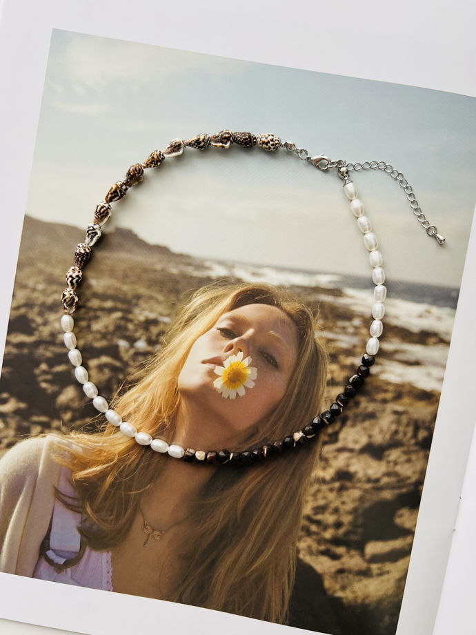 Чокер из микса натуральных материалов жемчуга, шоколадного перламутра и ракушек с пестрым рисунком