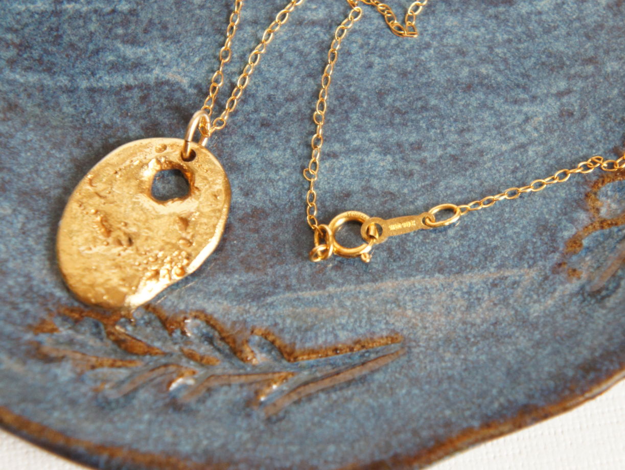 Позолоченный кулон на удачу камень с дыркой куриный бог на цепочке винтаж