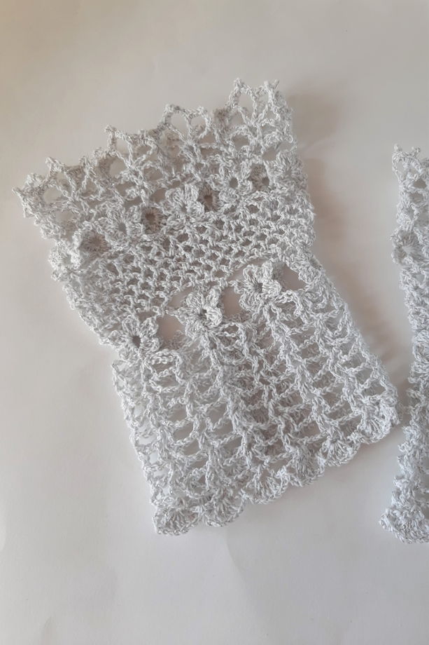 Ажурные манжеты вязаные из хлопка с люрексом светло-серые