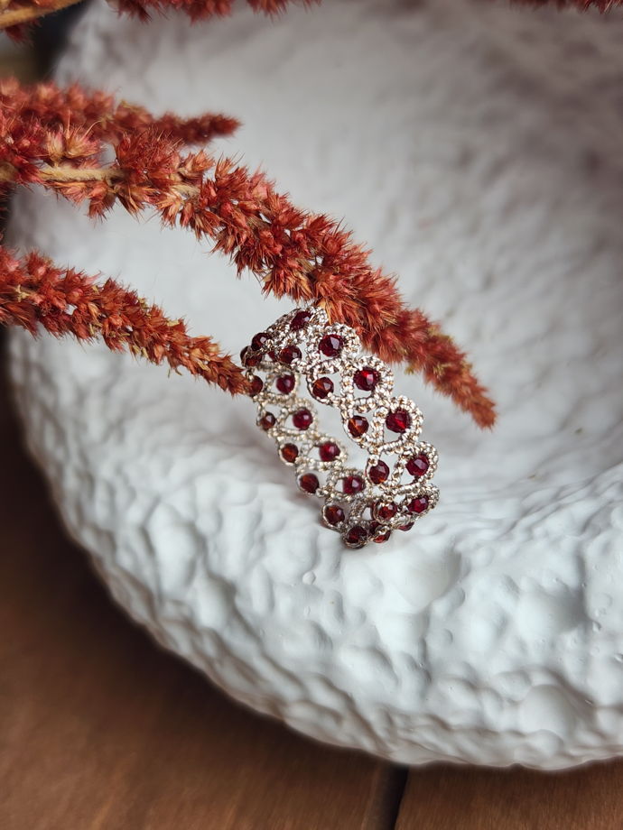 Кольцо плетеное, золотистое кольцо с бордовыми фианитами