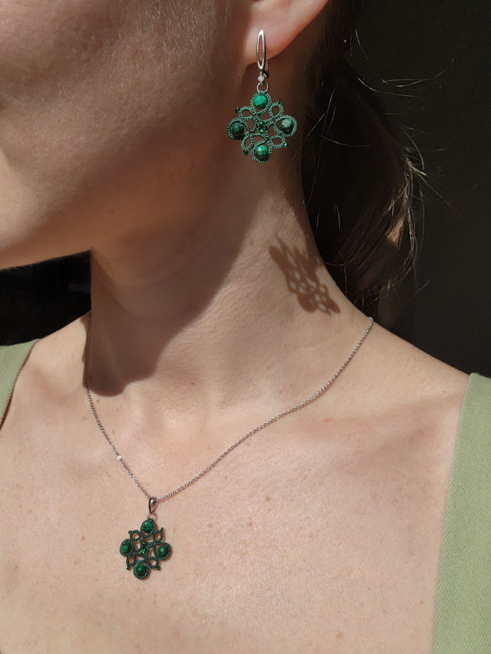 Комплект украшений с малахитом, зеленые серьги и кулон фриволите