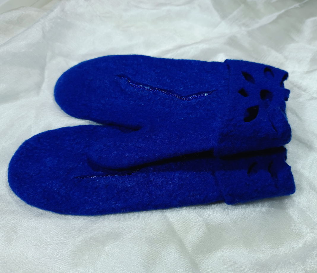 Варежки валяные из шерсти аргентинского мериноса с дорожкой чешского бисера Королевского синего цвета ручной работы