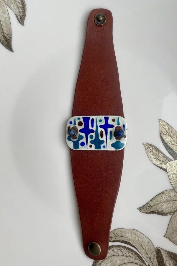 Кожаный браслет  с серебряным украшением "Portu"