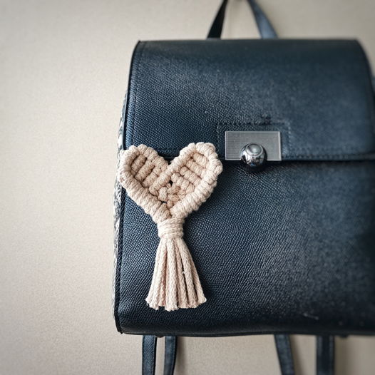 Брелок сердце плетеное бежевое для сумки, рюкзака, ключей