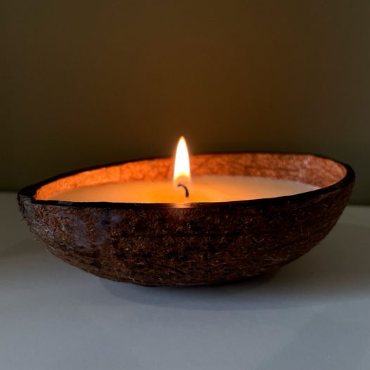 Массажная свеча в кокосовой скорлупке с эфирным маслом иланг-иланг