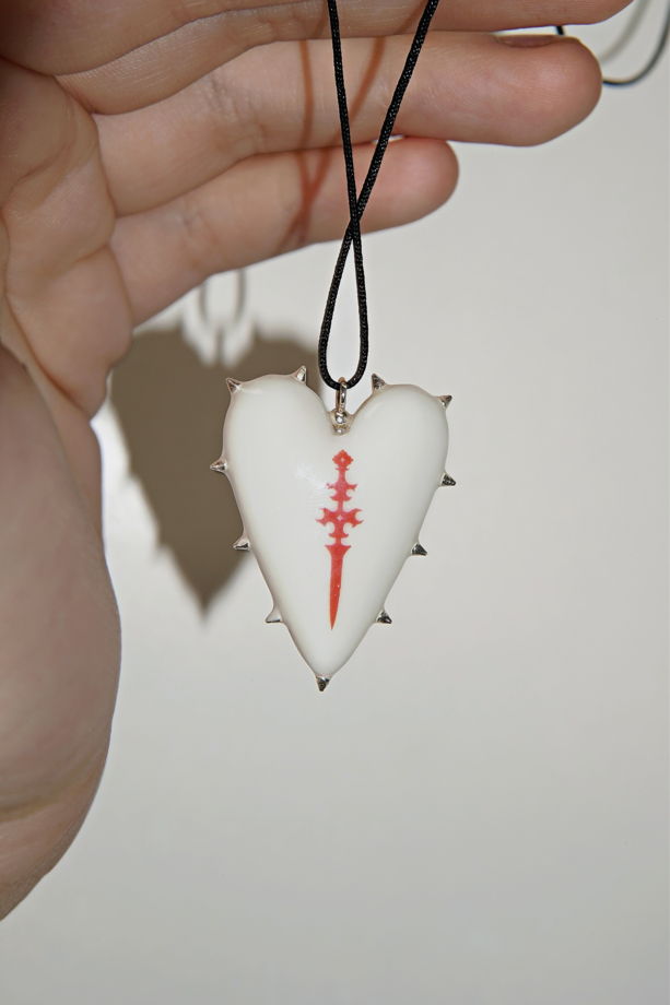 Кулон-перевёртыш в форме сердца с шипами