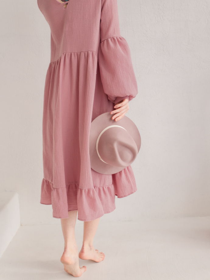 Розовое платье с длинным рукавом.