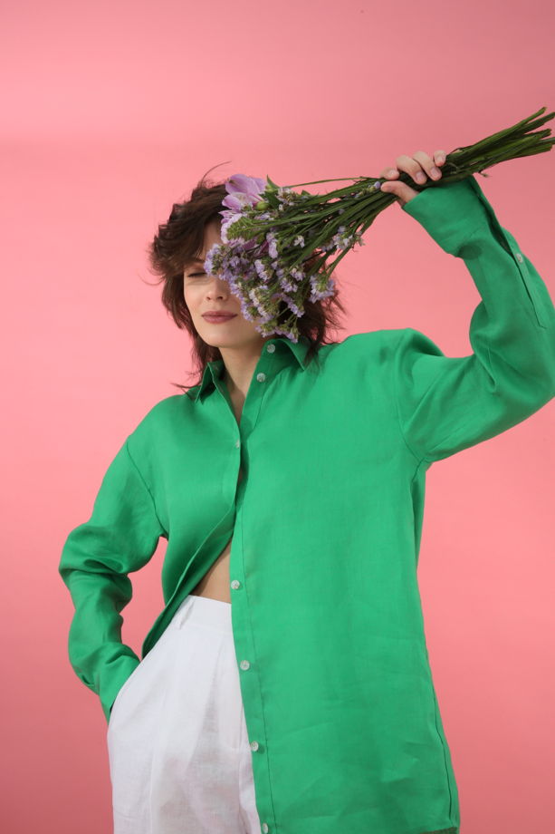 Женская рубашка свободного кроя oversize в зелёном цвете из натурального льна