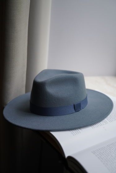 Серо-голубая шляпа федора