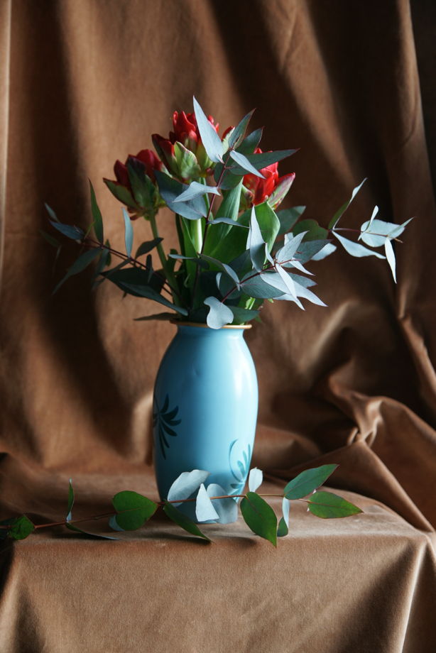Голубая ваза с бутонами
