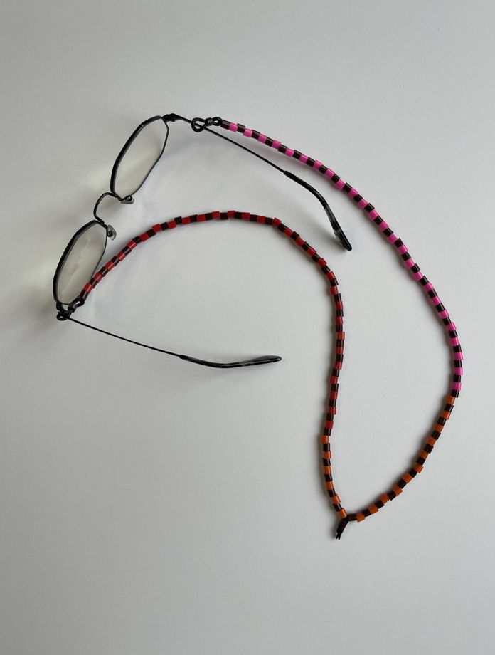 Холдер подвеска для очков из пластиковых бусин красного, коричневого, оранжевого и розового цветов