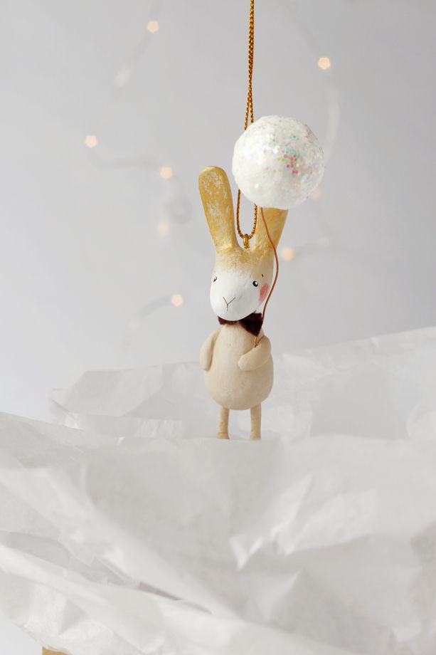 Авторская декоративная игрушка кролик "с шариком", кролик беж