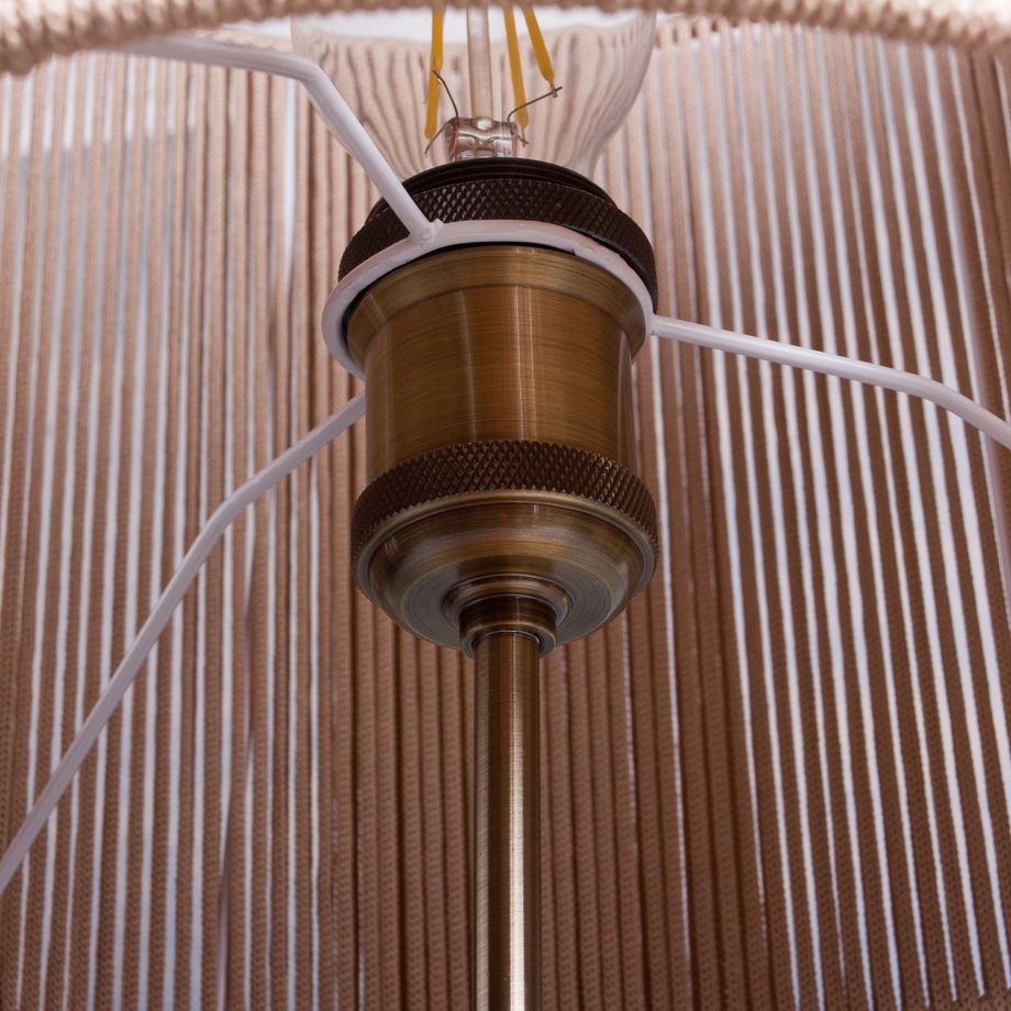 Настольная лампа c деревянным основанием.
