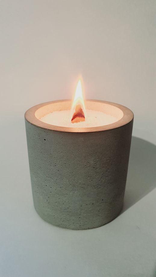 Насыпная свеча в бетонном подсвечнике цилиндр