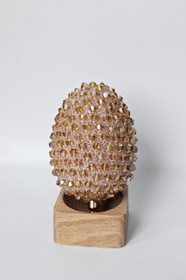 Декоративное янтарное яйцо из бисера и биконусов ручной работы