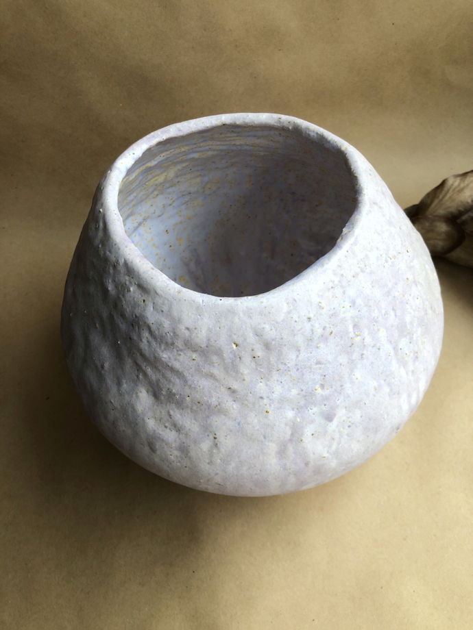 Сиреневая керамическая ваза