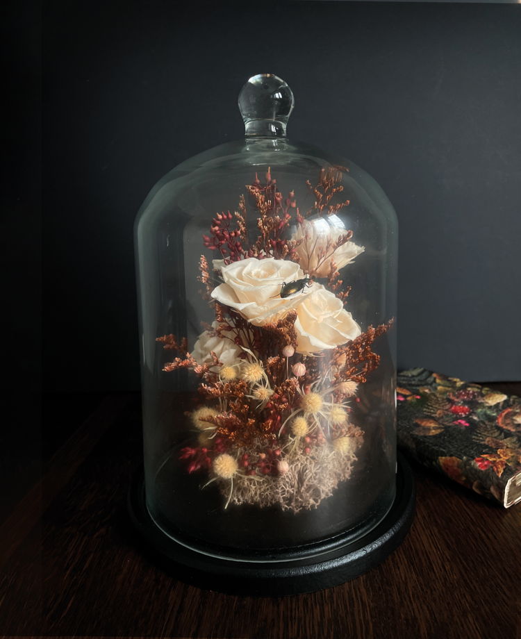 Клош с розами и жуком