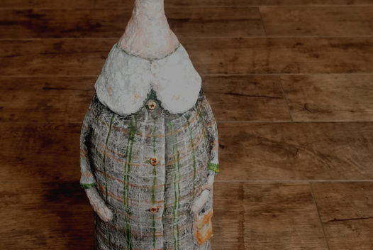 Рыжая кошечка, настольная скульптура, которая может стать кофром для бутылки шампанского или  вина.