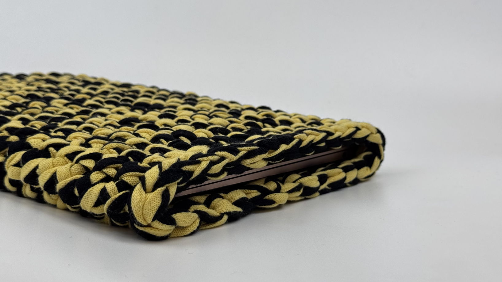 Чехол для ноутбука MacBook 13” и 14” черно-желтый