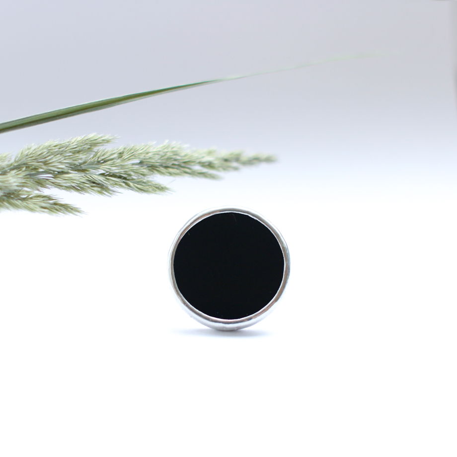 Большое круглое кольцо из черного стекла