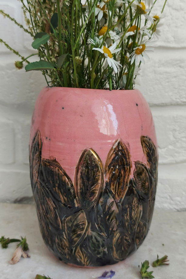 Керамическая ваза розовая с зелёными листьями