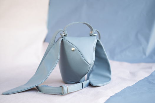 Голубая сумка в виде кролика