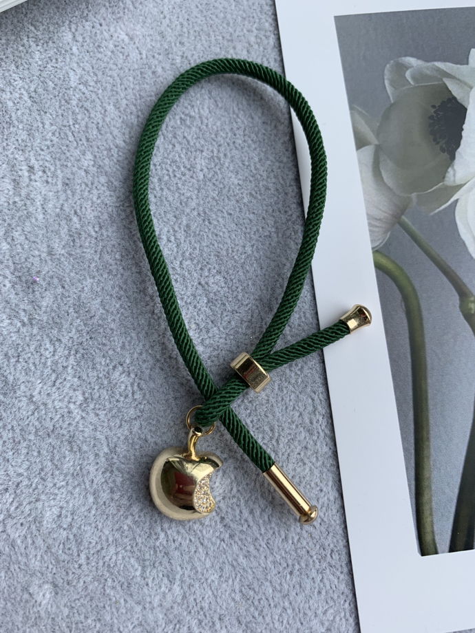 Браслет с подвеской в форме надкусанного яблока “Qwerty”