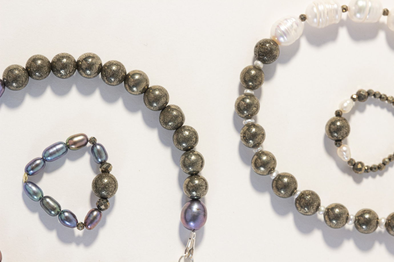 Комплект браслетов и колец из натурального жемчуга и пирита  PYRITE & PEARL