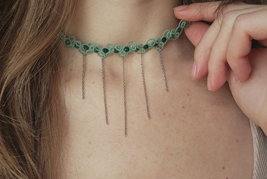 Чокер с малахитом, зеленый чокер с цепочками фриволите
