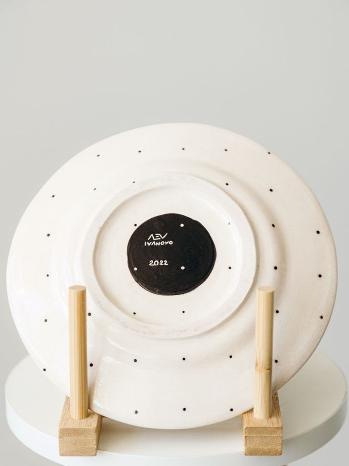 Плоская керамическая тарелка "Точка", диаметр 21 см