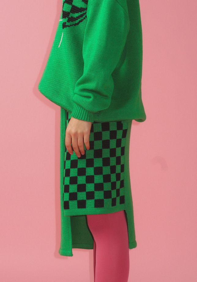 Ассиметричная зеленая юбка на запах с рисунком.