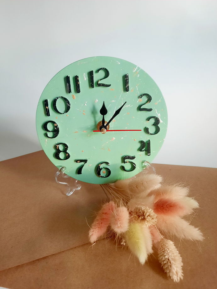 Часы ручной работы из гипса мятного цвета, диаметр 15 см