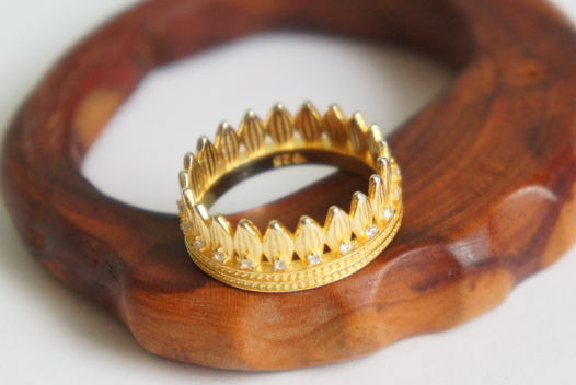 Позолоченное кольцо корона цирконы