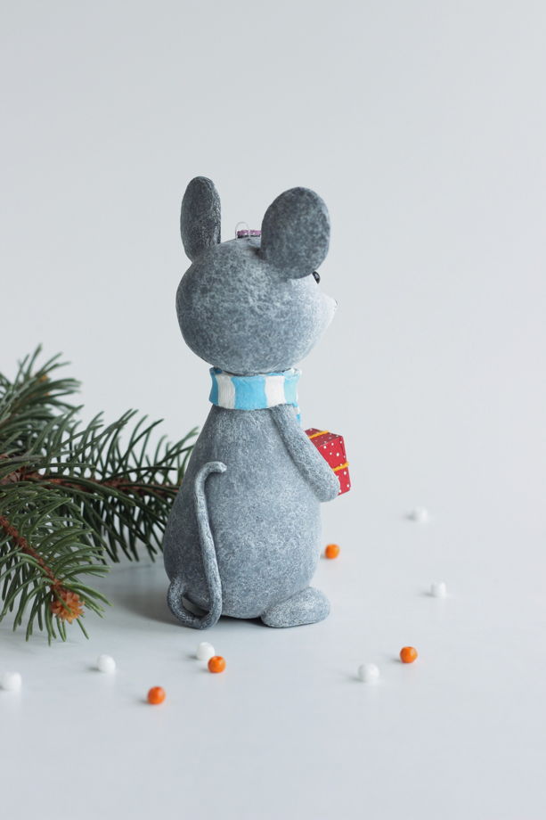 Ёлочная игрушка "Мышка с подарком"