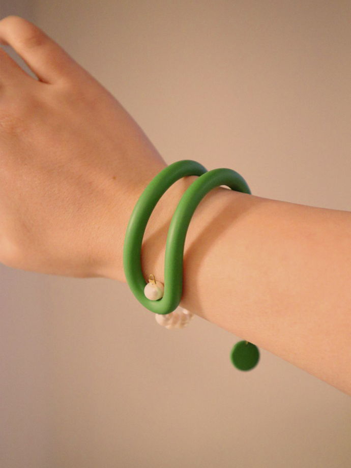 Яркий зеленый браслет с жемчугом