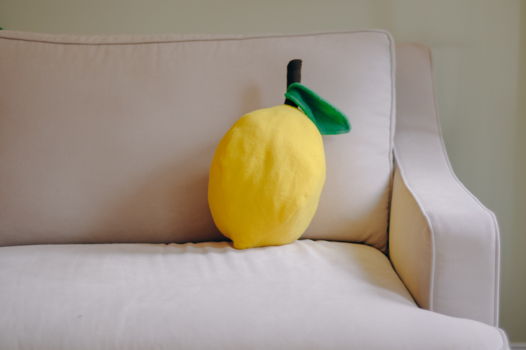 Декоративная подушка лимон ручной работы.