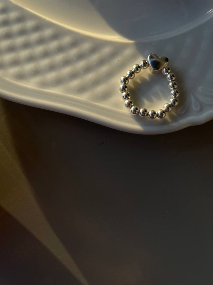 Кольцо из серебряных шариков с вставкой сердце