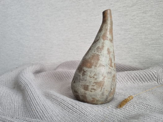 Керамическая ваза ручной работы с узким горлом