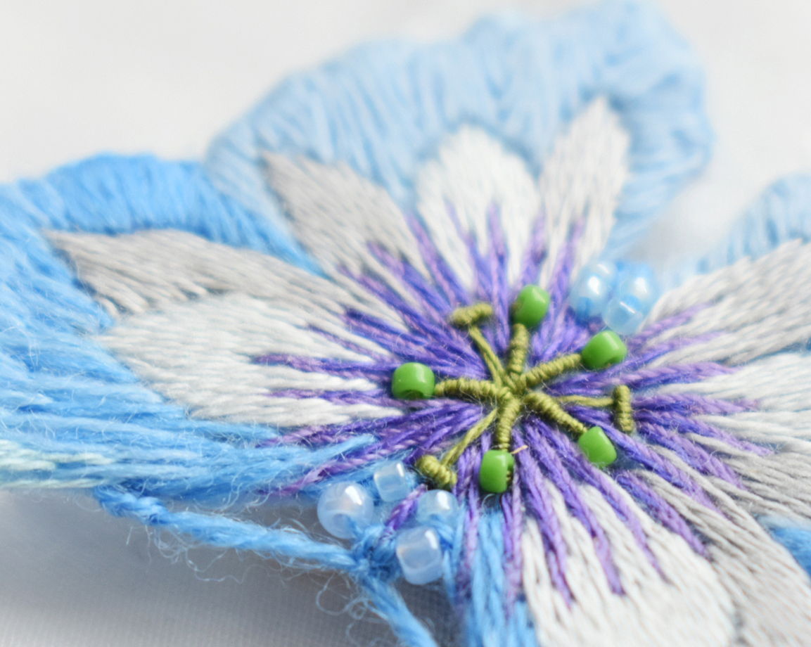 Вышитая брошь Бабочка с цветком пассифлоры на голубом