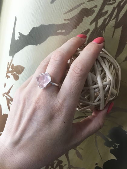 Кольцо тонкое с розовым кварцем неграненым (размер 18)