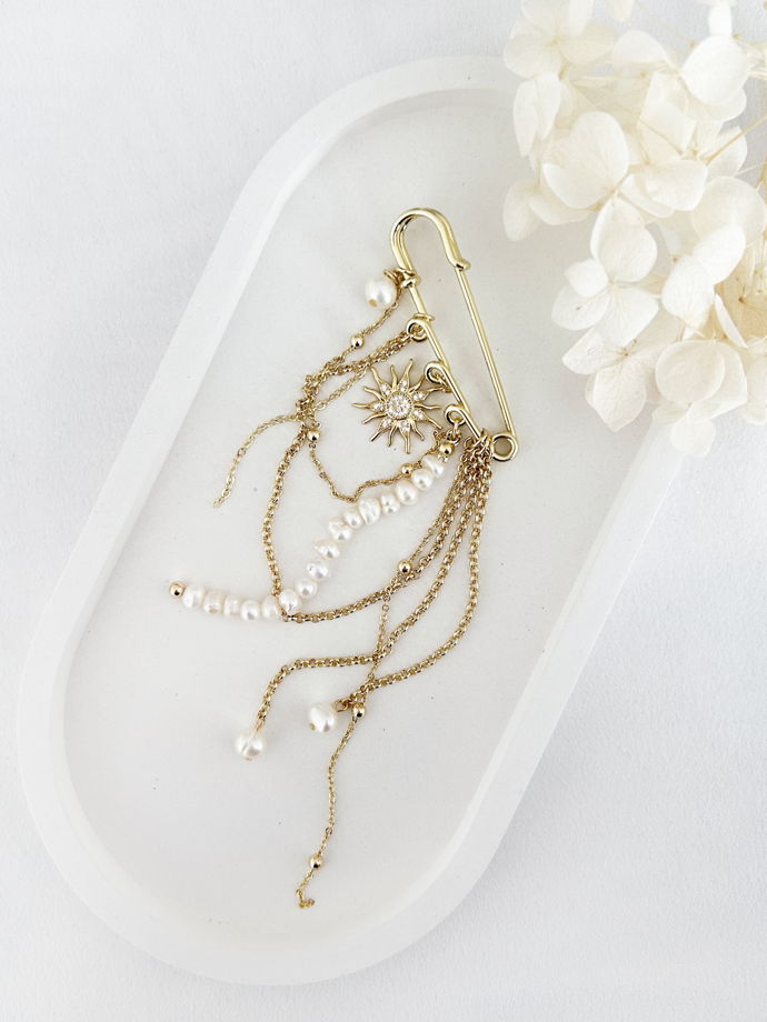 Брошь-булавка с цепочками, жемчугом и подвеской солнце