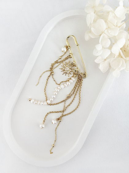 Брошь-булавка с цепочками, жемчугом и подвеской солнце