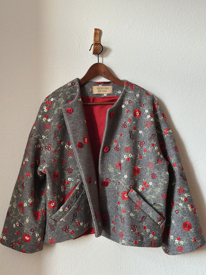Короткое пальто/жакет с вышивкой