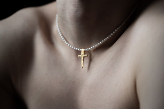 Жемчужное ожерелье с позолоченным крестом