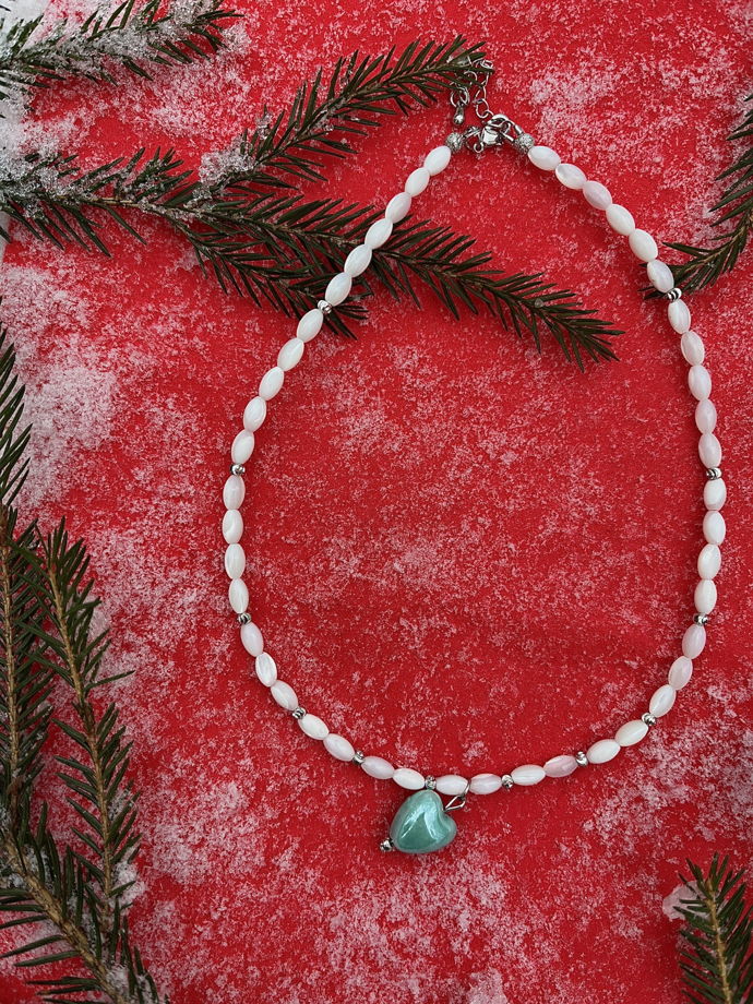 Ожерелье «Ледяное сердце» из перламутра с керамической подвеской