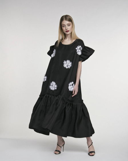 Платье черное объемное шелковое длинное с вышивкой из белых цветов.