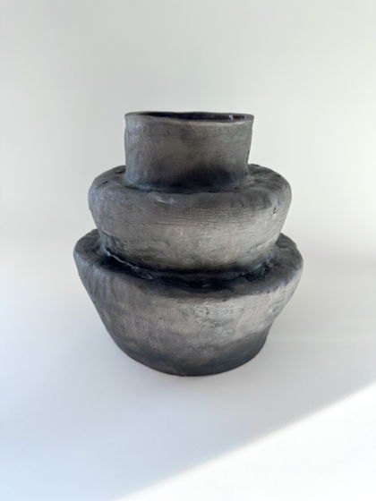 Керамическая черная большая арт ваза, вдохновленная фактурой скал, ручной работы