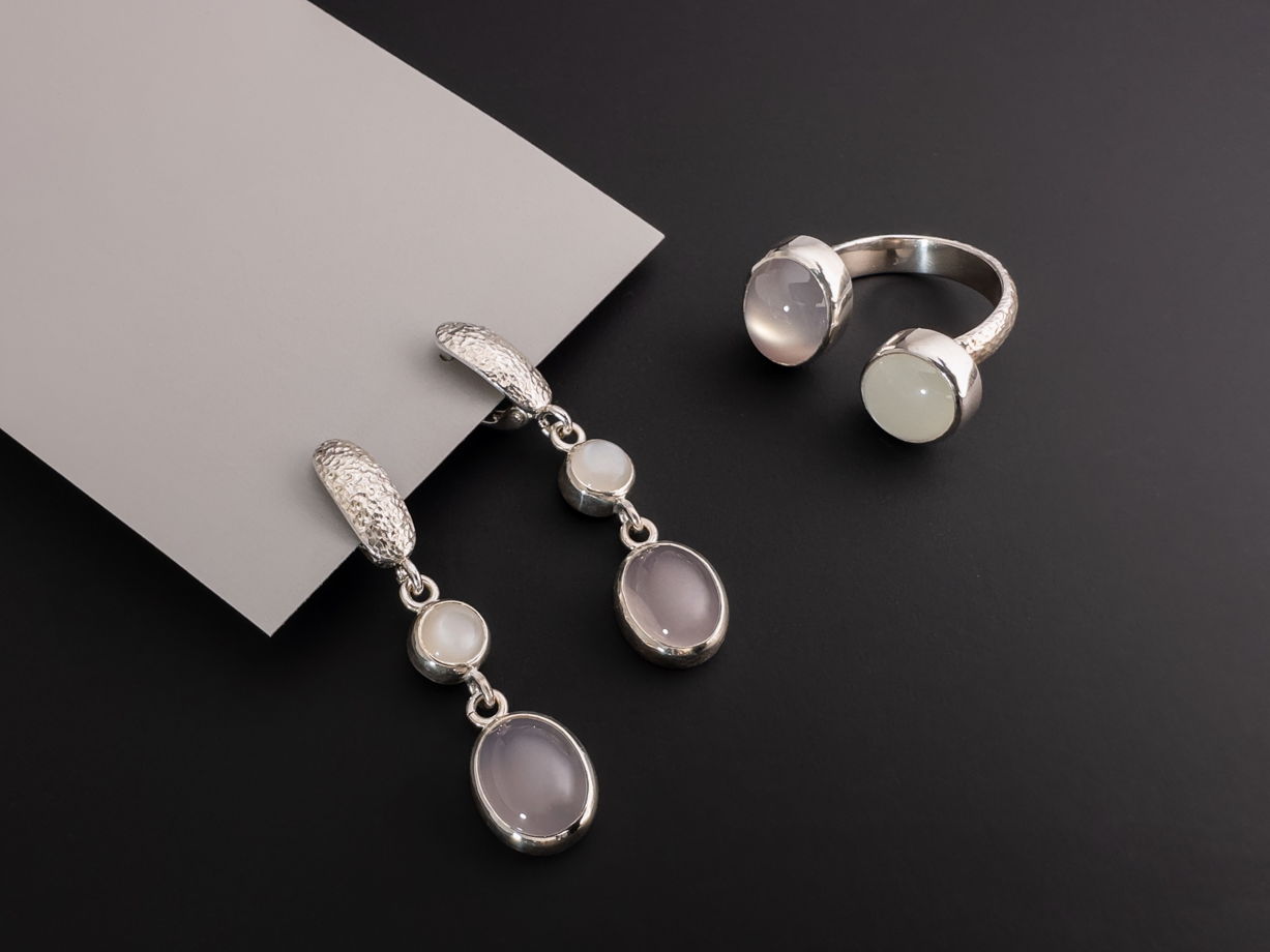 Комплект из серебра с шелковым лунным камнем и розовым агатом
