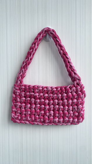 Вязаная сумка багет из хлопка с металлической застежкой-кнопкой цвет розовый/пудровый