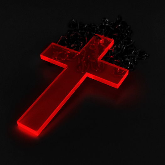 Подвеска в виде красного креста из флуоресцентного пластика на цепочке